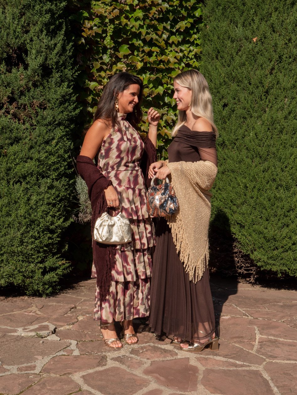 Dos invitadas con chales de punto y crochet sobre sus vestidos