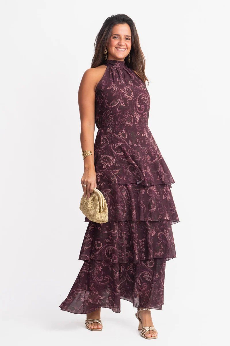 Vestido largo de volantes estampado con bolso de crochet dorado