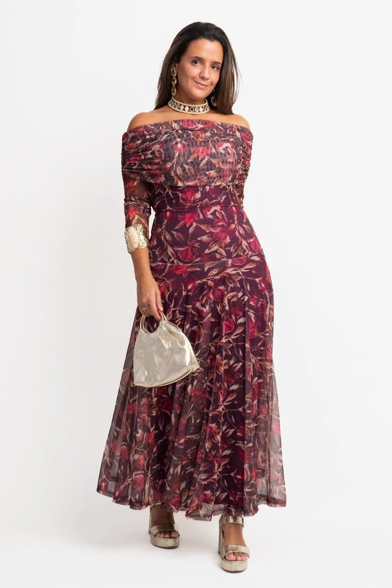 Vestido floral burdeos de hombros al aire con gargantilla dorada