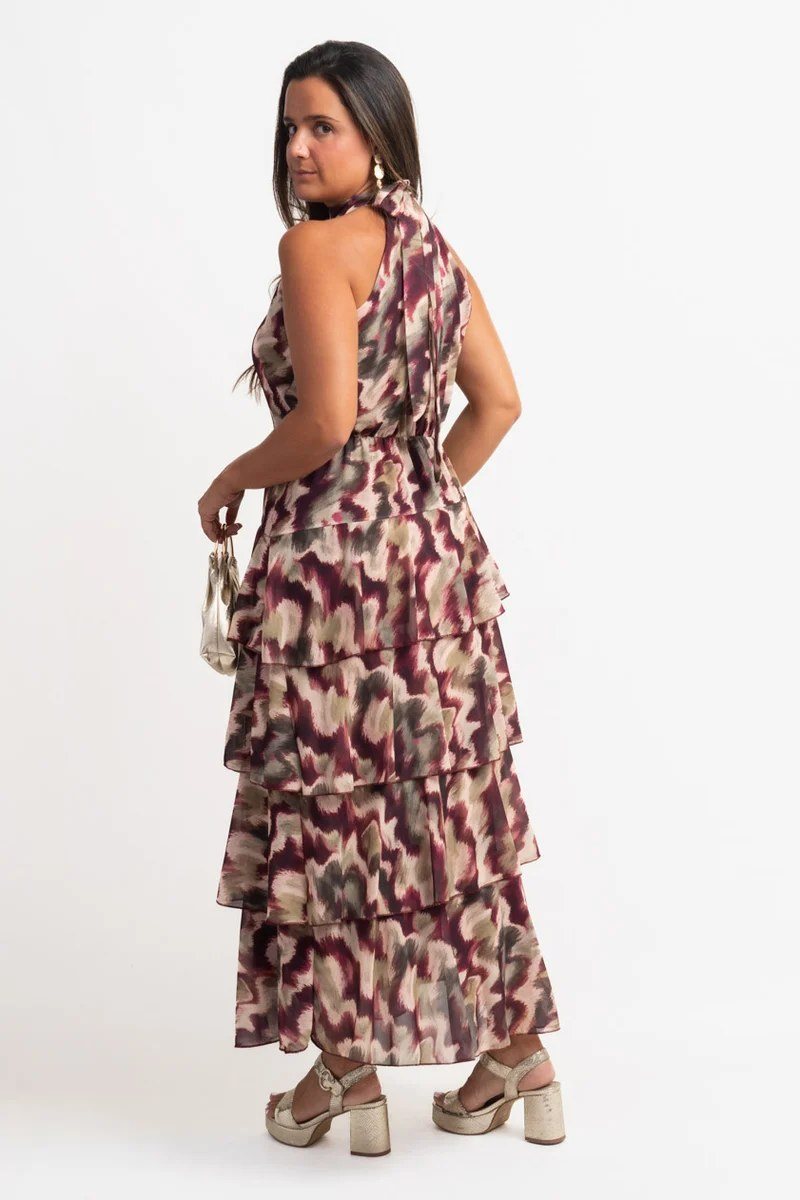 Vestido largo de volantes estampado visto de espaldas