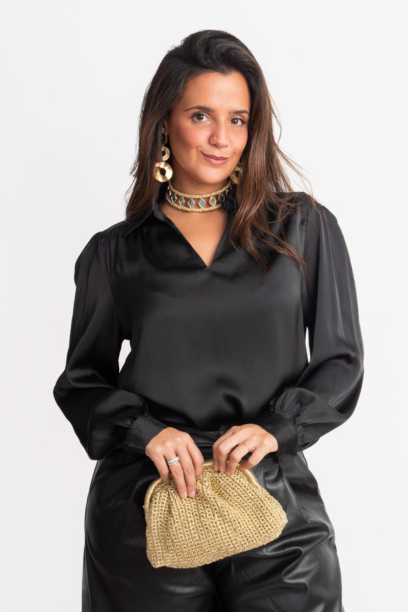 Blusa de raso negra con bolso dorado
