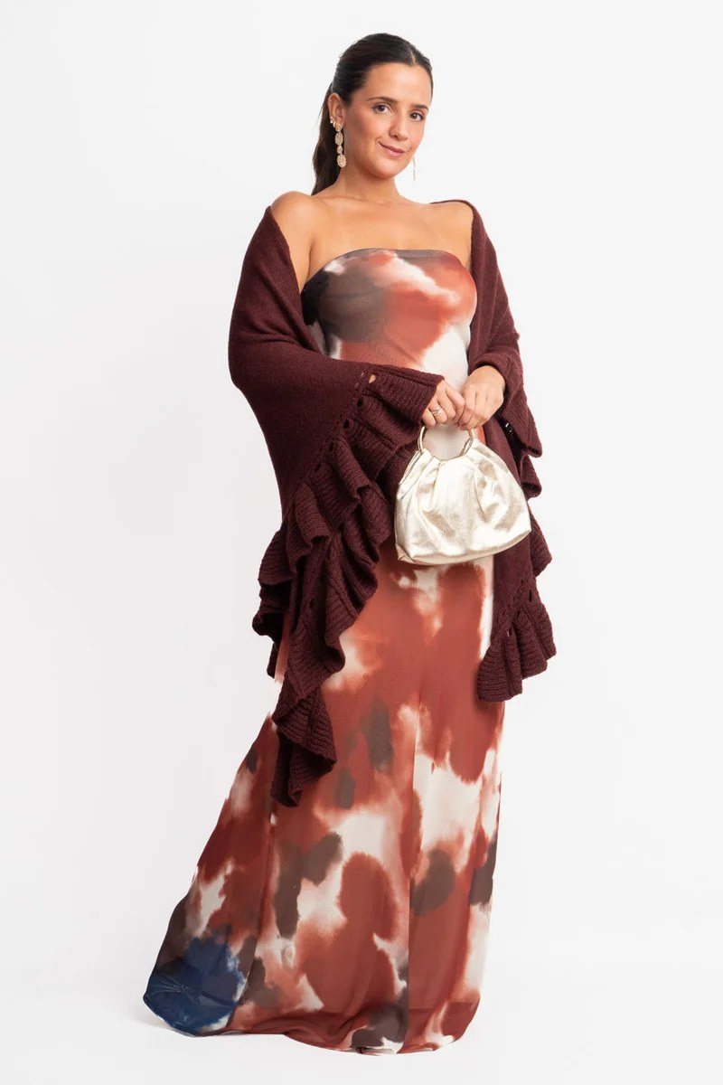 Vestido largo acuarela con chal de punto burdeos