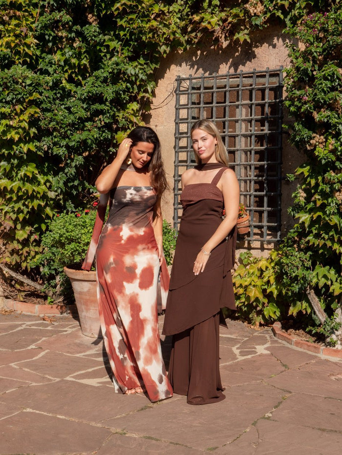 Invitadas con vestido acuarela con fular y vestido marrón