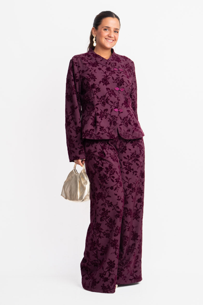 Conjunto de terciopelo burdeos con bolso plateado